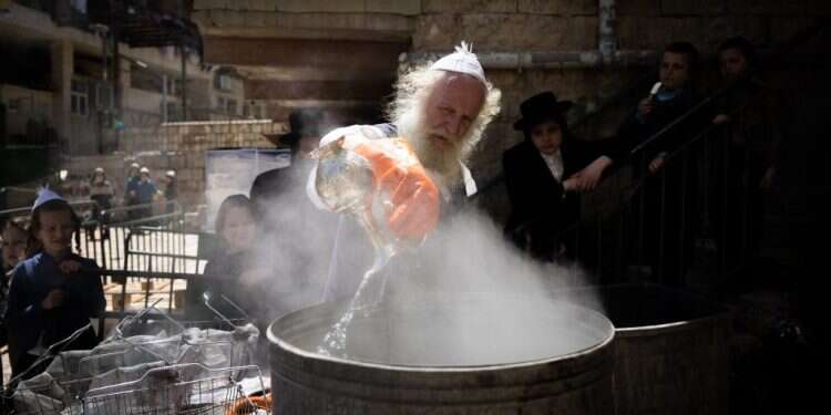 הגעלת כלים בירושלים. צילום: יונתן זינדל/פלאש90 כמו החמץ: לפעמים כדאי לנקות את החדשות מהחיים למשך שבוע