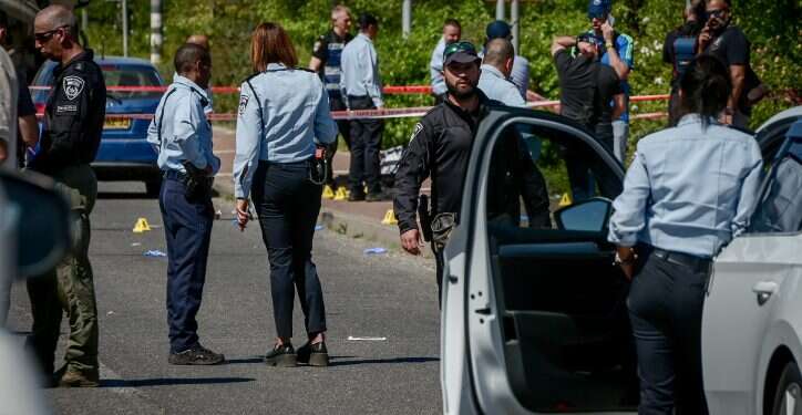 זירת הפיגוע בצריפין, אתמול. צילום: אבשלום ששוני, פלאש 90 הלוחם נפצע אך נאבק עם המחבל ומנע ממנו את הנשק: תחקיר הפיגוע