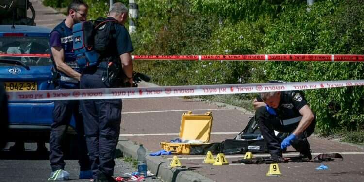 זירת הפיגוע בצריפין, אתמול. צילום: אבשלום ששוני, פלאש 90 המשטרה מבקשת: נשק וטלפון בכל בית כנסת, גם בשבת וחג