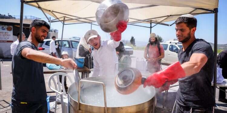 תמצאו כבר פשרה ותעשו לכולנו חג כשר, ואם אפשר גם שמח. הגעלת כלים בצפת. צילום: דוד כהן, פלאש 90 עשר המכות של מדינת ישראל, ערב פסח תשפ"ג