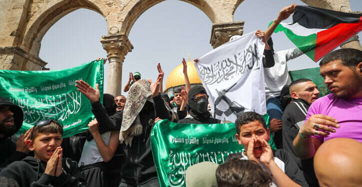 הפגנות והתפרעויות של פלסטינים בהר הבית עם דגלי חמאס. צילום: ג'מאל עואד, פלאש 90 לשימוש חד פעמי