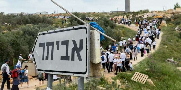 בעלייה לאביתר הזמן כאילו עמד מלכת