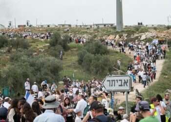 האישה ששכלה לפני עשור את בעלה, מסתכלת לעצב בעיניים מעמדת הדי ג'יי