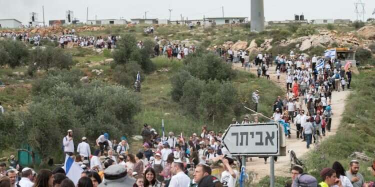 האישה ששכלה לפני עשור את בעלה, מסתכלת לעצב בעיניים מעמדת הדי ג'יי
