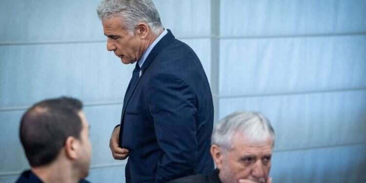 לא רק המשואות: לפיד נעדר מטקסים באופן סדרתי