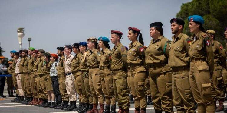 חלק מהחיילים המצטיינים בצילומים שנערכו במשכן הכנסת. צילום: יונתן זינדל/פלאש90 צפו: טקס החיילים המצטיינים בבית הנשיא | יום העצמאות תשפ"ג 2023