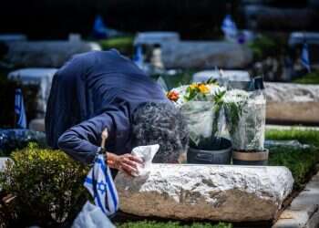 מאחורי המסורת הטלוויזיונית של יום הזיכרון עומדת שיחה בלתי אפשרית עם אם שכולה