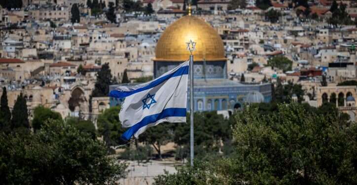 "אחרי שהשתחווינו השוטר חנק אותי": תקרית אלימה בהר הבית