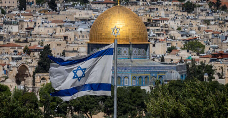 דגל ישראל והר הבית, מבט מהר הזיתים. צילום: יונתן זינדל, פלאש 90