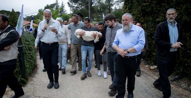 הלוויתו של מעיין דומנוביץ' בן 10 חודשים. צילום: בן חקון, פלאש 90 בדמה של הנהגת שהרגה את התינוק בן השנה, נמצאו אלכוהול ושרידי מריחואנה