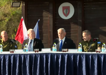 נתניהו וגלנט בהרמת כוסית עם חיילי צה"ל: "להשאיר את הפוליטיקה בשער הבסיס"