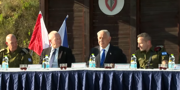 נתניהו וגלנט בהרמת כוסית עם חיילי צה"ל: "להשאיר את הפוליטיקה בשער הבסיס"