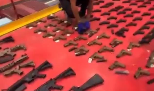 הנשקים שנתפסו בהברחת הנשק של חבר הפרלמנט הירדני. צילום: דוברות המשטרה פרסום בירדן: חבר פרלמנט הבריח נשק לישראל ונעצר