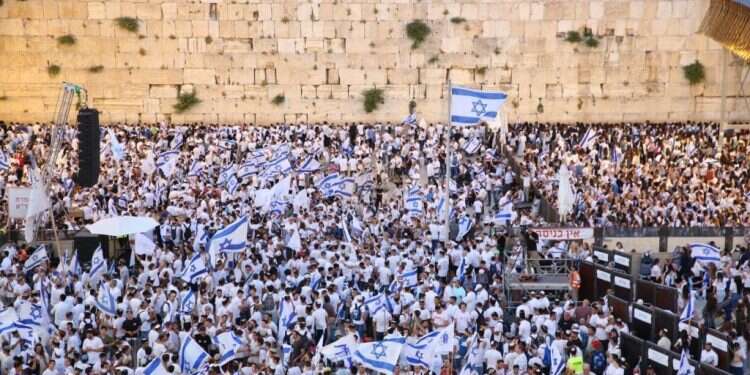 דגלי ישראל בכותל המערבי. מתוך אתר הקרן למורשת הכותל המערבי צפו: התפילה החגיגית ליום העצמאות תשפ"ג, 2023 בכותל המערבי
