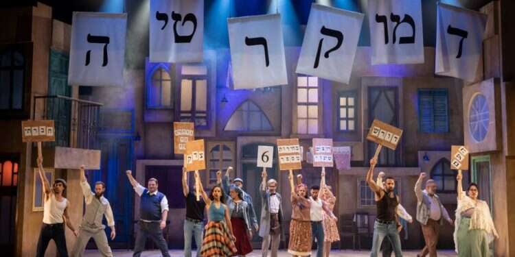 מילה שכל אחד מפרש כלשונו. דמוקרטיה בהצגה קזבלן. צילום: מעין קאופמן הגרסה החדשה של "קזבלן" מקבלת משמעות אקטואלית במיוחד