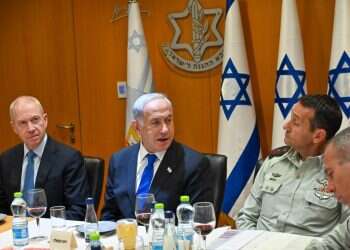 נתניהו לא חזר בו מפיטורי גלנט, אבל הגיע להרמת כוסית שקיים