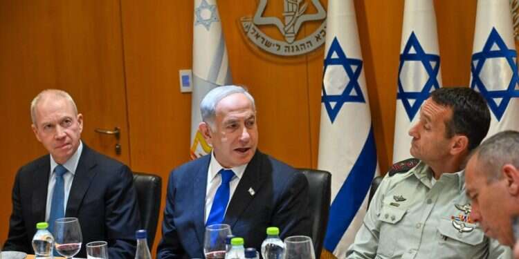 נתניהו לא חזר בו מפיטורי גלנט, אבל הגיע להרמת כוסית שקיים