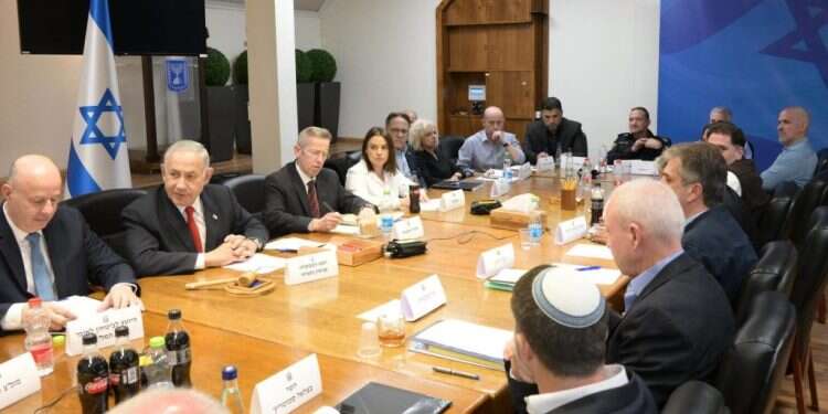 ישיבת הקבינט המדיני-ביטחוני. צילום: עמוס בן גרשום, לע לישראל הייתה הזדמנות להציב קו אדום, והיא בחרה – עוד מאותו הדבר