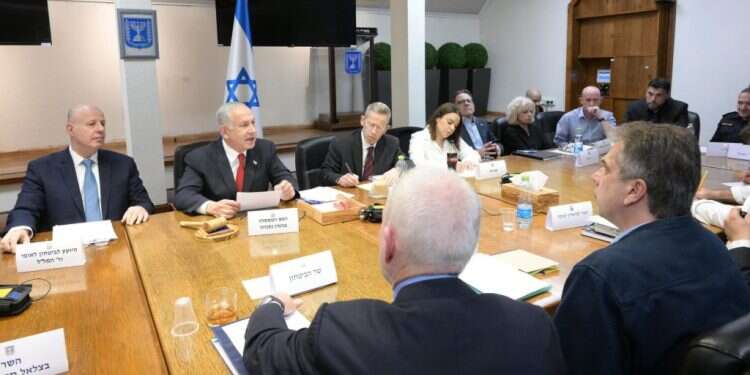 ישיבת הקבינט המדיני-ביטחוני על רקע ההסלמה בצפון. צילום: עמוס בן גרשום, לע על אף הכחשות חיזבאללה, לכולם ברור כי הוא מעורב בירי