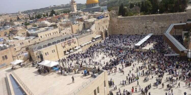 נוכחות דלה בברכת הכהנים המסורתית בחול המועד פסח. צילום: שילה פריד בצל המתיחות הבטחונית: נוכחות דלה בברכת הכהנים המסורתית בכותל