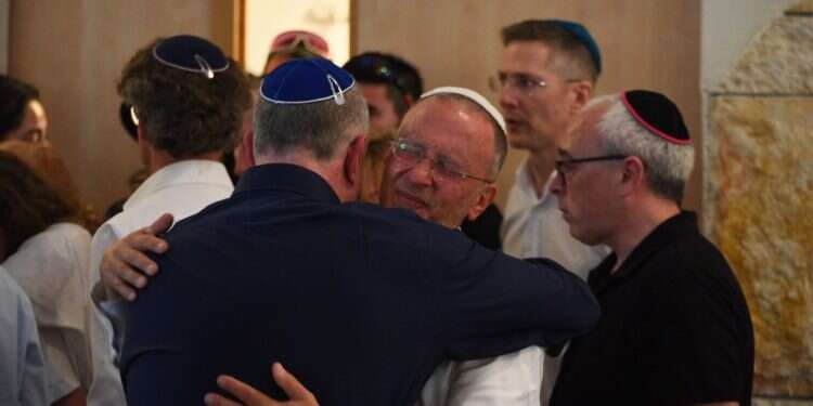 אביהן של האחיות די ז "חלמת לטייל בעולם, ועכשיו את מטיילת בגן עדן": מאיה ורינה די הובאו למנוחות