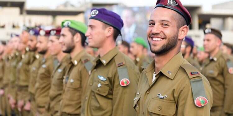 סיום קורס קצינים. צילום: דובר צה שרי הממשלה: הגיעה העת לעסוק בחיים עצמם