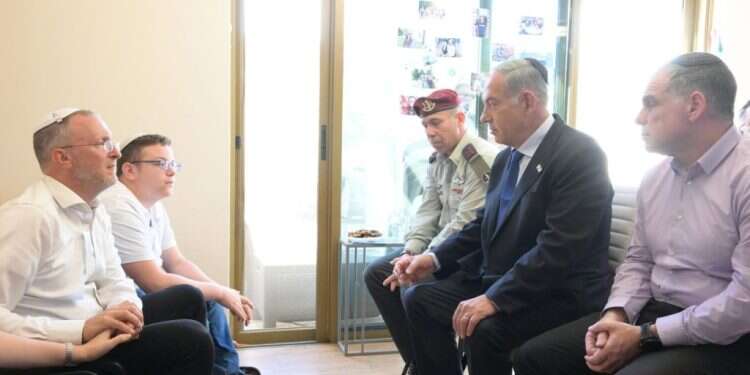 ראש הממשלה בנימין נתניהו בניחום אבלים אצל משפחת די באפרת. צילום: עמוס בן גרשום/לע נתניהו למשפחת די: "הכאב יישאר כל החיים, אך לא בכאלה עוצמות"