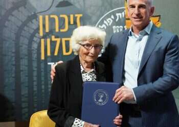 ראש המוסד דדי ברנע עם ניצולת השואה אווה אסתר גלט. ללא קרדיט ראש המוסד: "חטיפת אייכמן – אחד מהמבצעים החשובים של הארגון"