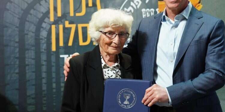 ראש המוסד דדי ברנע עם ניצולת השואה אווה אסתר גלט. ללא קרדיט ראש המוסד: "חטיפת אייכמן – אחד מהמבצעים החשובים של הארגון"