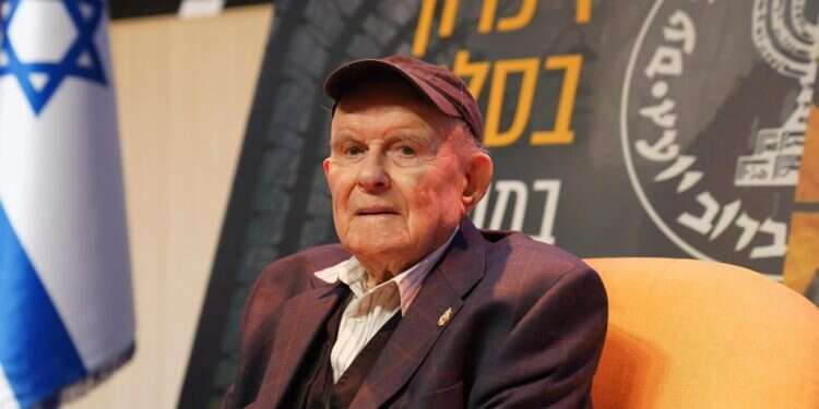 מרדכי צ'כנובר. זיכרון בסלון: "הגרמנים קיבלו 3,000 קלוריות, הפולנים 2,000 והיהודים 300"