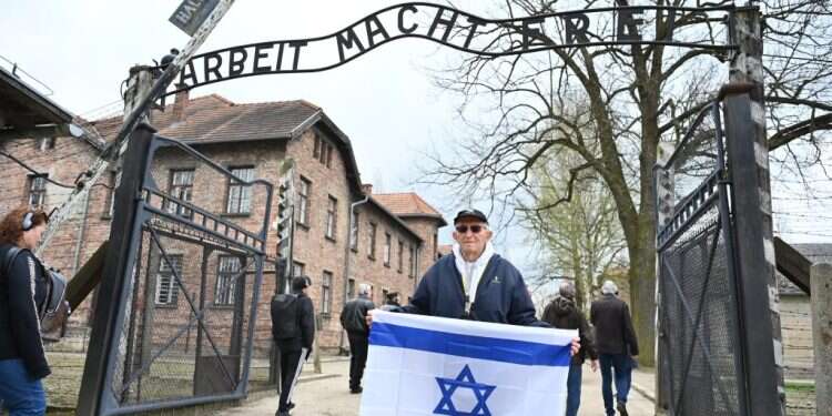 העדפת דיקטטור והכחשת שואה: סקרים חדשים מדאיגים את יהודי אירופה