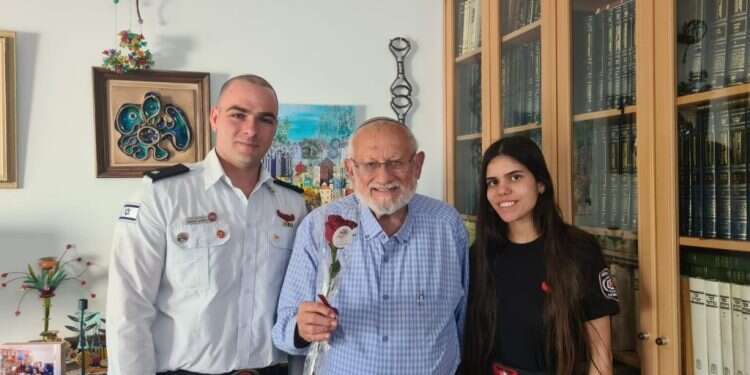 'זיכרון בתחנה': מתנדבי מד"א וכיבוי אש שומעים עדויות מניצולי שואה