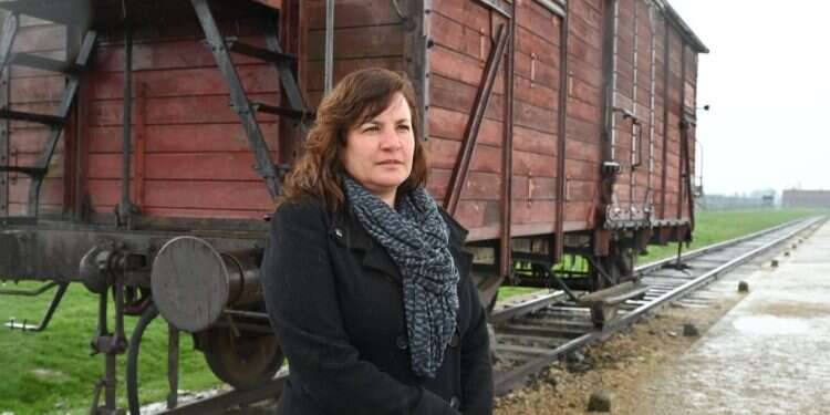 איל צוקרמן במצעד החיים בפולין. צילום: יוסי זליגר "סבא וסבתא הצליחו להימלט מהגטו – אבל בחרו לחזור לורשה ולהילחם"