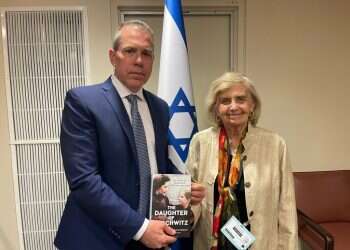 שגריר ישראל לאו באירוע זיכרון בסלון באו"ם: ניצולת שואה שמשתפת את סיפורה בטיקטוק