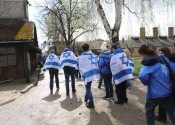 מצעד החיים באושוויץ, 2023. צילום: גיל כהן מגן "מרגש וקרוב": עברי לידר, בן לניצולת שואה, ישיר במצעד החיים