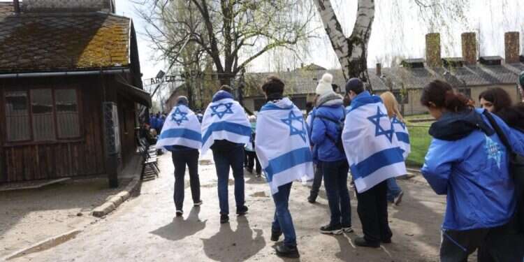 "מרגש וקרוב": עברי לידר, בן לניצולת שואה, ישיר במצעד החיים