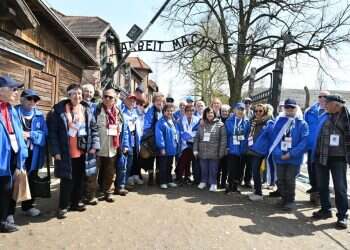 ניצולי השואה בפתח מחנה אושוויץ, לפני היציאה למצעד החיים. צילום: יוסי זליגר מצעד החיים 2023