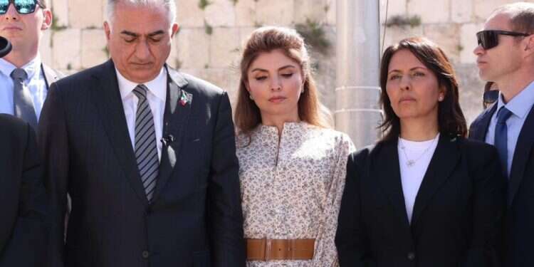 יורש העצר האיראני רזא פהלווי ורעייתו הנסיכה יסמין, בצפירת יום הזיכרון לשואה ולגבורה בכותל המערבי. מימין: השרה גמליאל. צילום: אריאל זנדברג, לע״מ