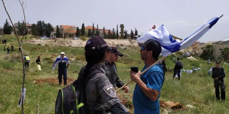 "זה נטו מדיניות של הממשלה": המנהל האזרחי עקר בוסתן עצי פרי בנוקדים