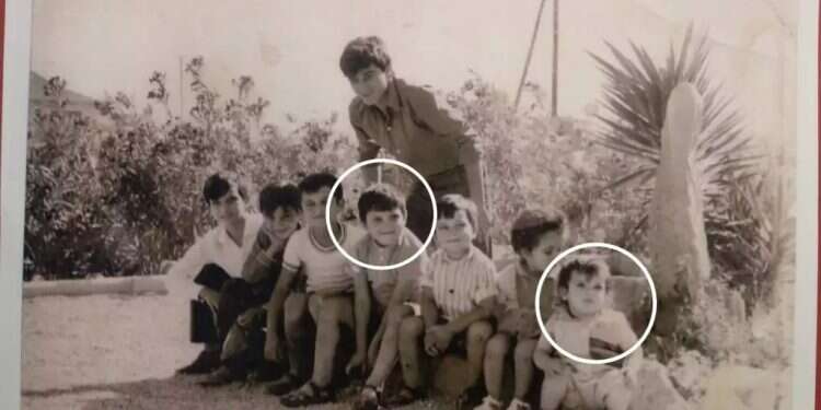 מימין ח אחיינים שלי, שעומדים מעל קבר דודם שלא פגשו מעולם, מלאי געגוע