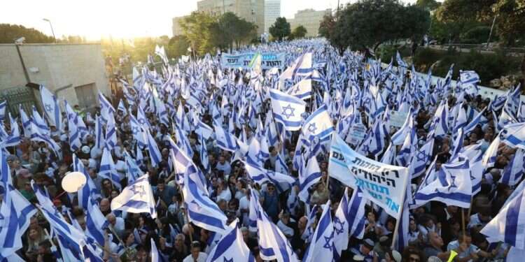 "הפגנת המיליון" מול הכנסת: צפו בשידור