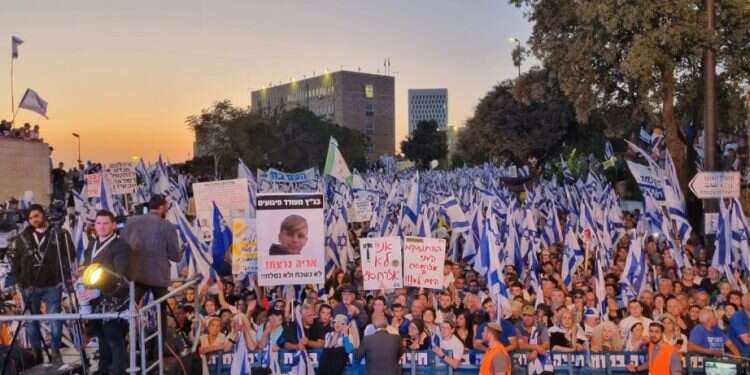 "הפגנת המיליון" מול הכנסת: צפו בשידור