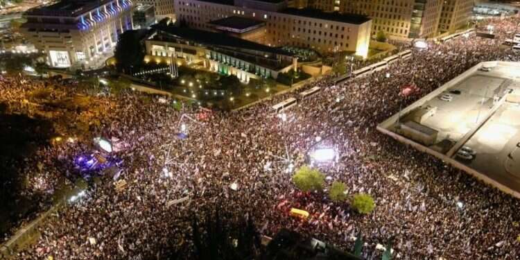 הפגנת הענק בירושלים, אתמול. צילום: תנועת רגבים מאסר על תנאי והדחה מתפקיד פיקודי לקצין שהשתתף בהפגנת הימין