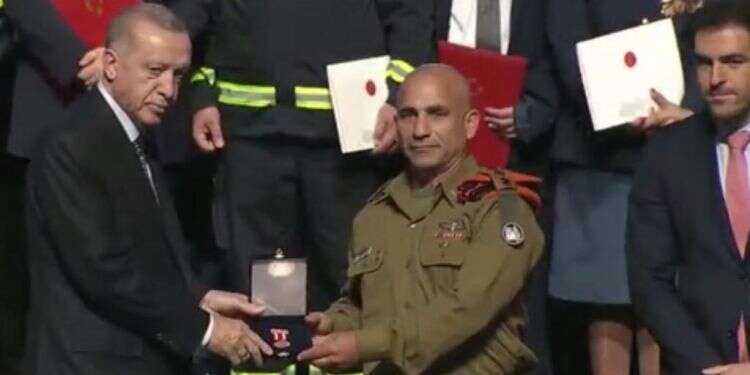 מפקד יחידת החילוץ הישראלית לטורקיה קיבל תעודת הוקרה מארדואן