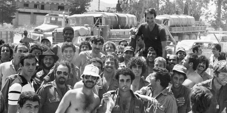 טל ברודי על הכתפיים  עם שחקני מכבי תל אביב יחד עם חיילים, בשער פטמה. צילום: דובר צה המסר הציוני במשפט המיתולוגי של טל ברודי לא תמיד נמצא בפוקוס