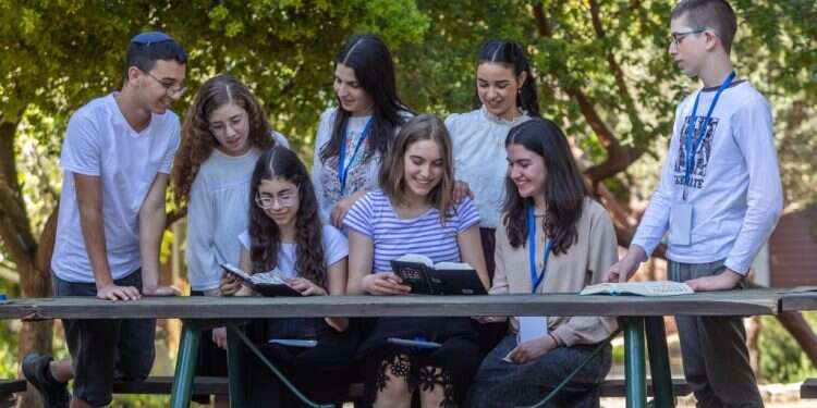 ציונות, שינון ואהבת הארץ: מתמודדי חידון התנ"ך עוברים הכשרת בזק במחנה מיוחד