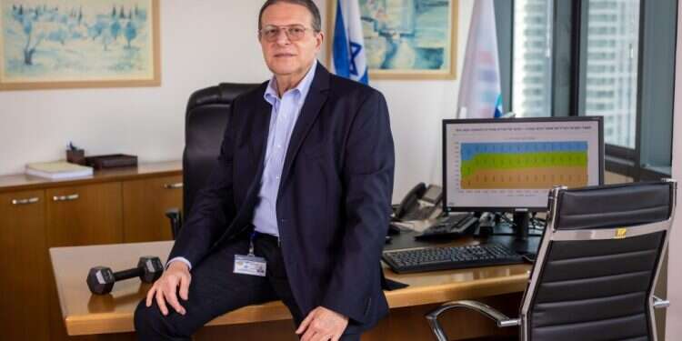 רמי גראור, מנכ גם מנכ"ל שירות התעסוקה מעביר כרטיס בתחילת היום ובסיומו