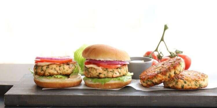 המבורגר סלמון. צילום: אפרת ליכטנשטט צילום: אפרת ליכטנשטט