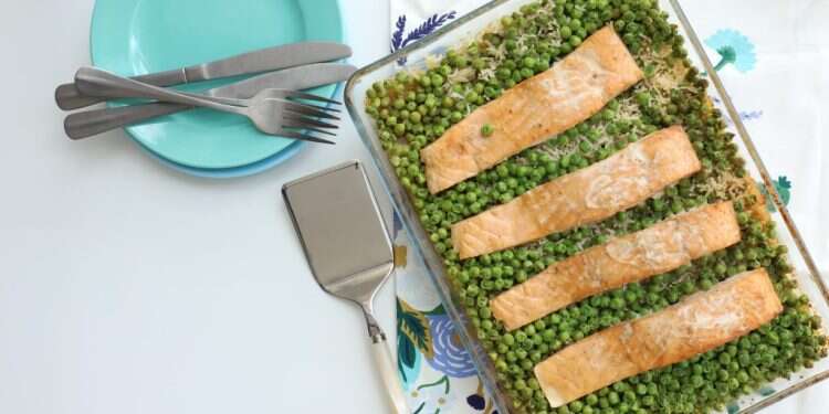 סלמון, אורז ואפונה בתבנית אחת. צילום: אפרת ליכטנשטט לחיות את השגרה: מנות מהירות וקלות ממה שתמיד יש בבית