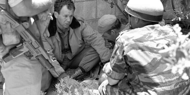 מוטה גור במהלך מלחמת ששת הימים. צילום: צלמי במחנה באדיבות ארכיון צה האיש שקרא "הר הבית בידינו" לא היה מנאמני הר הבית